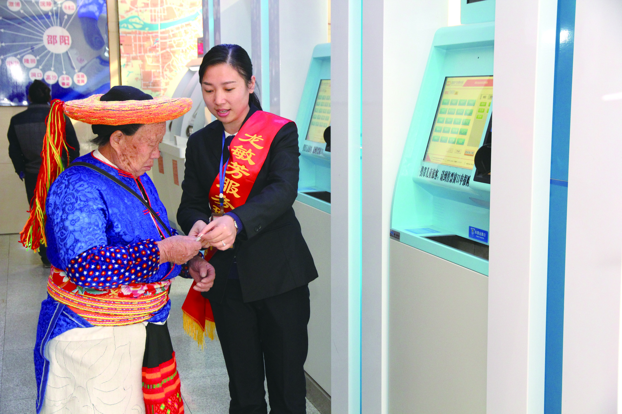 實名自助售票也深受瑤族老人青睞。 李高雄攝于市汽車北站