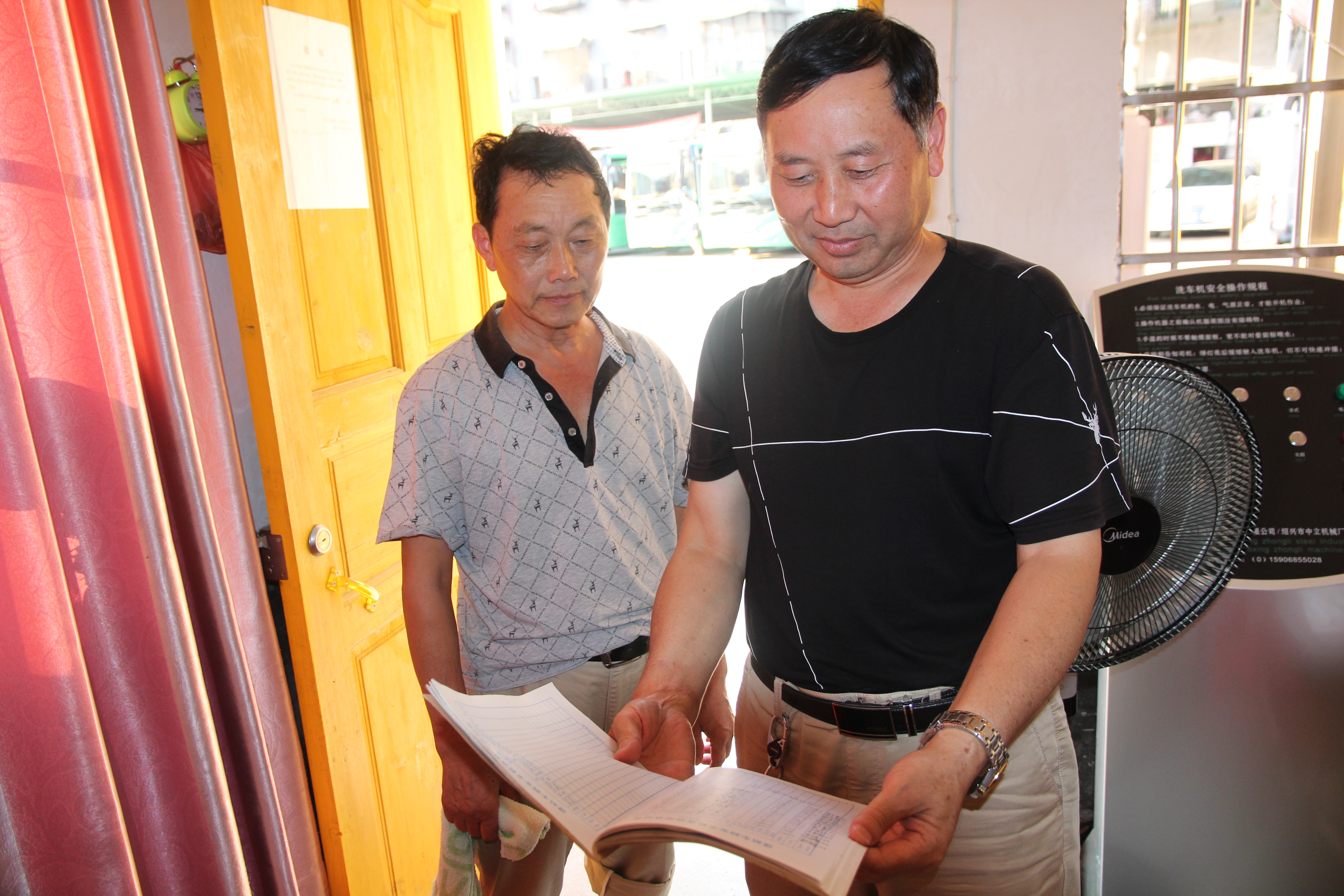 干工作就要盡力干好 ——記集團(tuán)公司優(yōu)秀黨員、綏寧綠洲公汽公司經(jīng)理李茂良 祖   冠