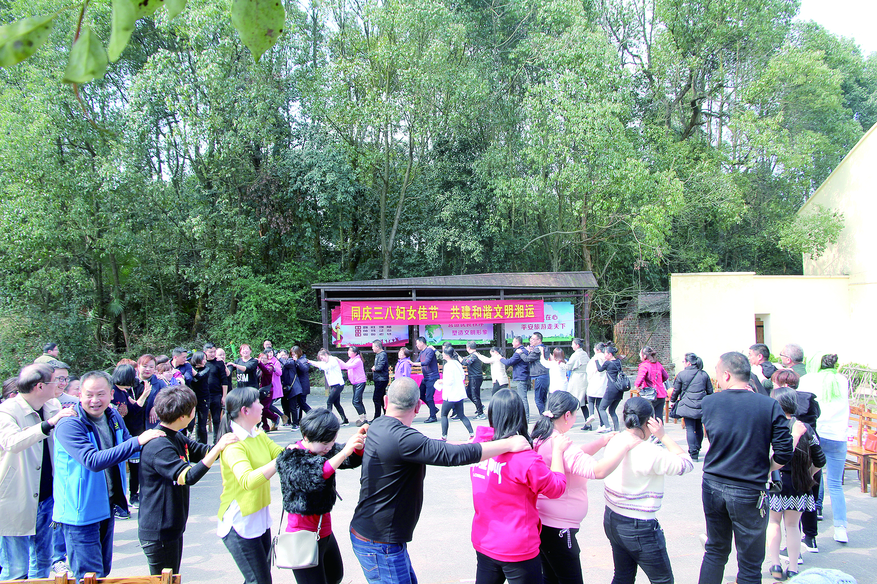 譜寫文明和諧邵陽湘運(yùn)新篇章 ——邵陽客運(yùn)分公司“三八”婦女節(jié)活動(dòng)掠影 李高雄?田華柱