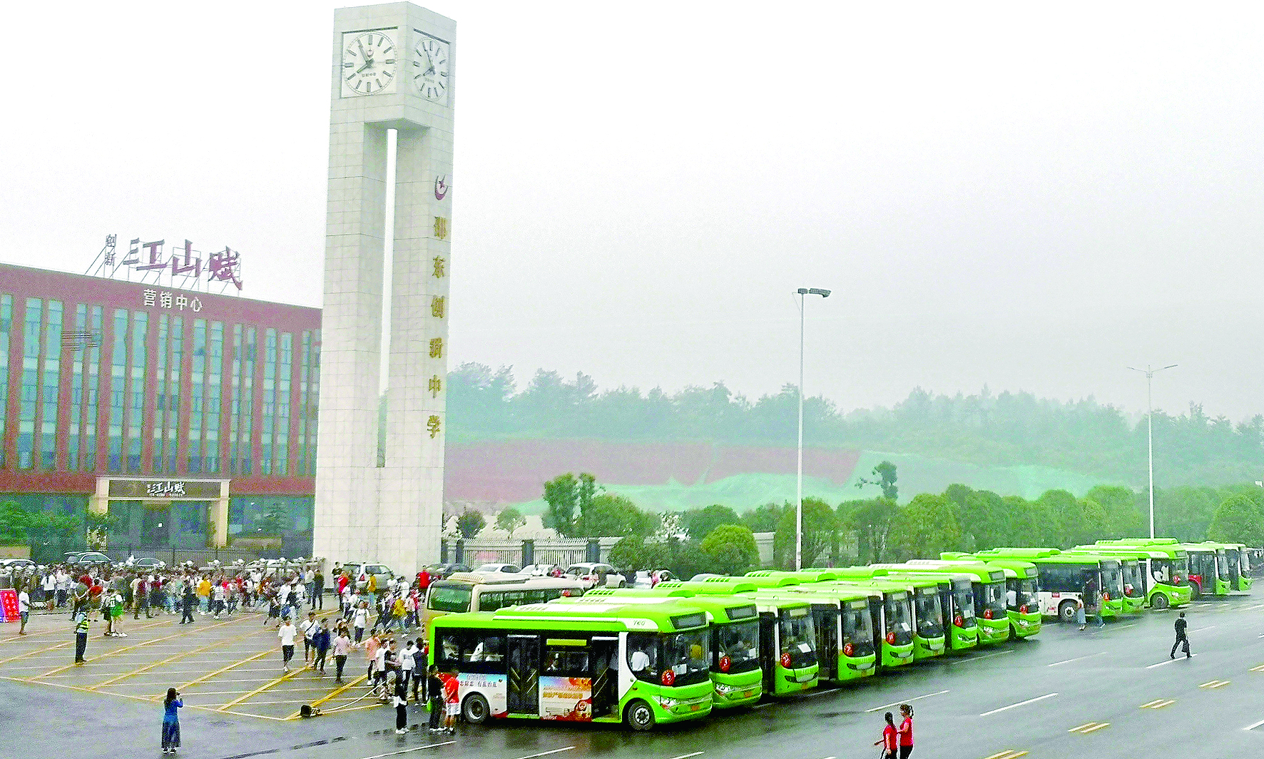 愛心送考 多方給力 邵東公汽 （尹向連報道） 為認(rèn)真貫徹落實邵東縣高考交通運輸保障工作會議精神，確保2019年高考接送工作安全、平穩(wěn)、萬無一失，邵東公汽公司領(lǐng)導(dǎo)未雨綢繆，提前要求車隊做好應(yīng)急預(yù)案。高考前夕，該公司對全部運營車輛進(jìn)行安全檢查；對駕駛員進(jìn)行培訓(xùn)教育，加強了路檢路查，加大了對“三品”的檢查力度；要求所有的駕駛員“無聲”駕駛，特別是在靠近考點位置，嚴(yán)禁公交車鳴笛，并調(diào)低了報站聲音，在調(diào)度中心后臺，循環(huán)發(fā)送降噪提醒，為考生營造一個安靜的考試環(huán)境。 同時，該公司就運力安排、車輛安全、優(yōu)質(zhì)服務(wù)、照顧考生等方面做了全面部署，并協(xié)調(diào)交警就送考車輛行駛線路做了具體規(guī)劃。另規(guī)定高考期間，憑準(zhǔn)考證的考生與陪考家長可以一起免費乘坐公交車。 據(jù)悉，本次共派出近100輛新能源純電動公交車為5000多名莘莘學(xué)子提供接送服務(wù)，贏得了服務(wù)學(xué)校領(lǐng)導(dǎo)及家長的點贊。