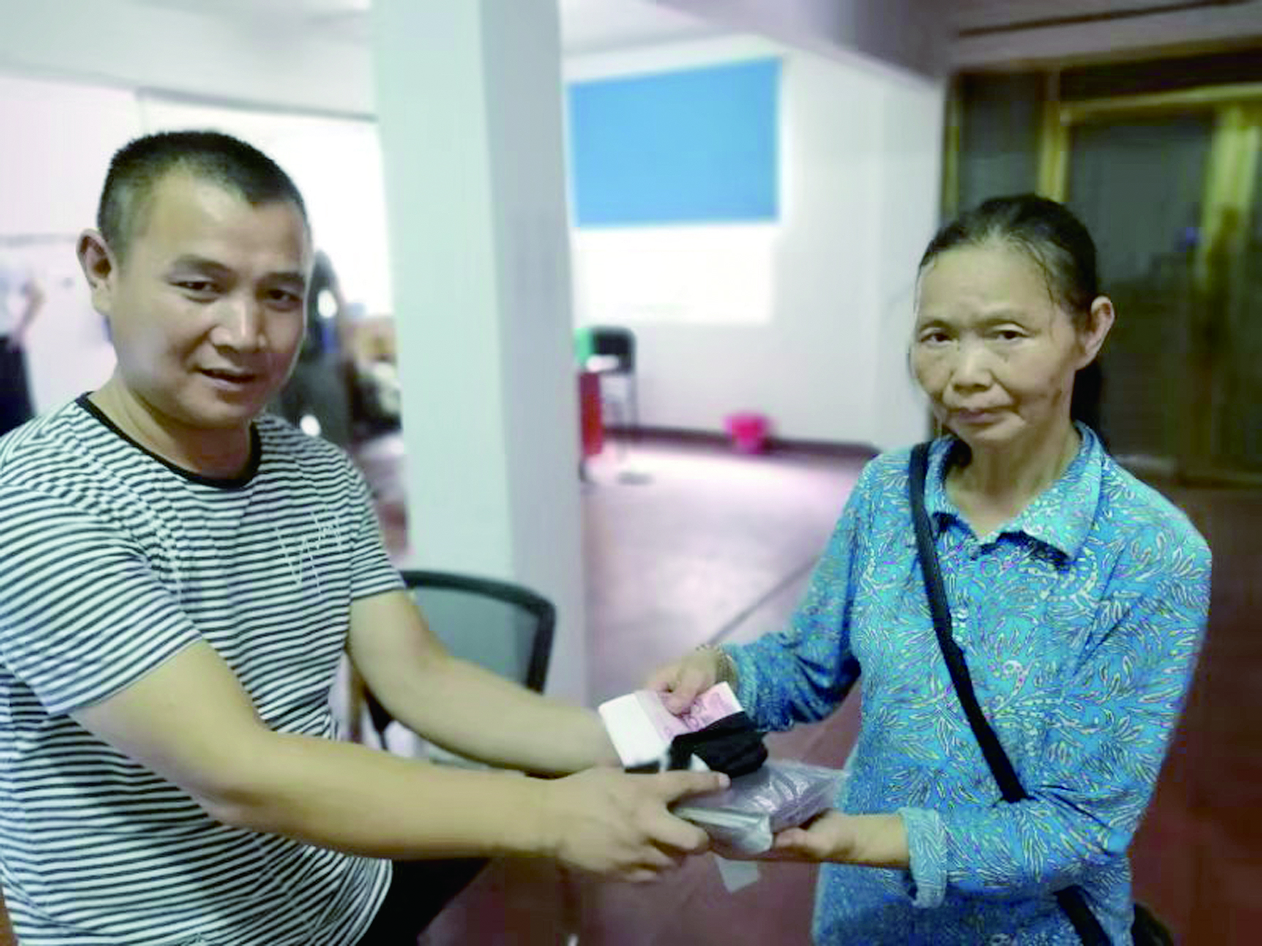 點(diǎn)贊！6500元現(xiàn)金完璧歸趙 （王智春 李高雄報(bào)道）