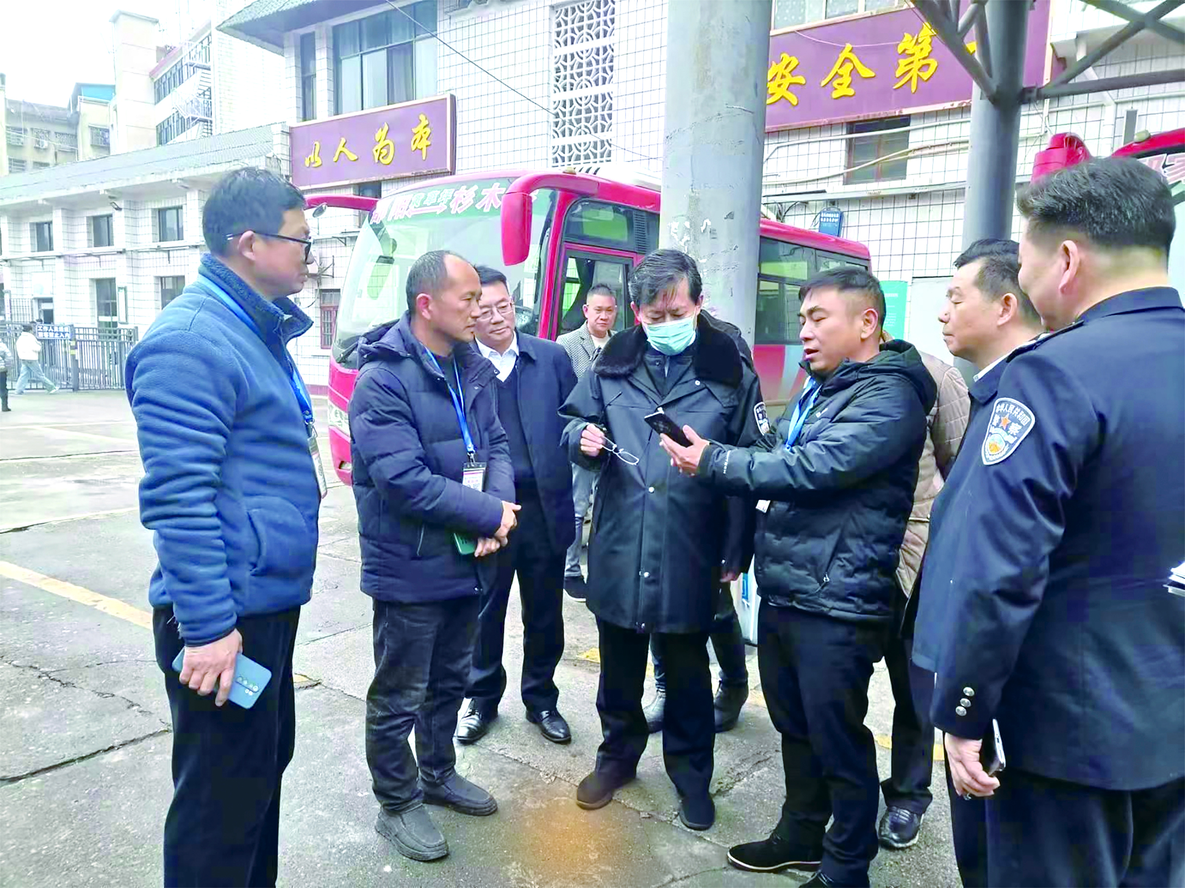 王一鷗在邵陽汽車東站檢查安全生產(chǎn)時強(qiáng)調(diào) 時刻繃緊安全之弦 把各項管理落到實處 （李高雄 田華柱報道）